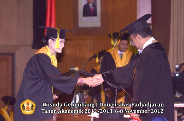 wisuda-unpad-gel-i-ta-2012_2013-fakultas-ilmu-komunikasi-oleh-rektor-112