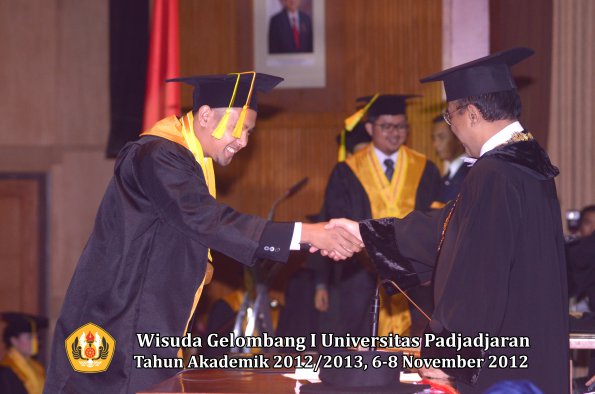 wisuda-unpad-gel-i-ta-2012_2013-fakultas-ilmu-komunikasi-oleh-rektor-113