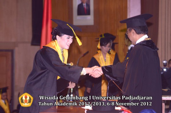 wisuda-unpad-gel-i-ta-2012_2013-fakultas-ilmu-komunikasi-oleh-rektor-120