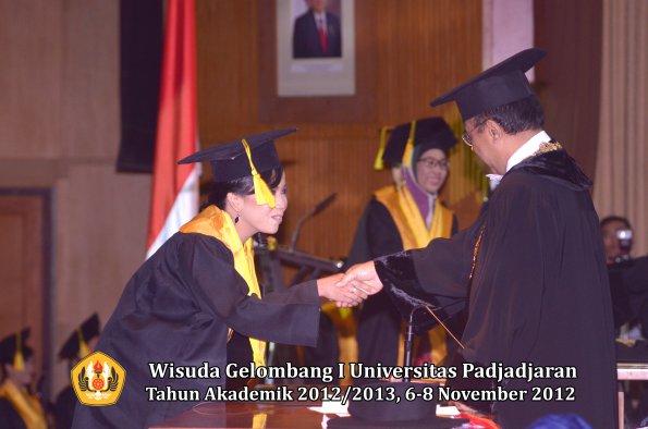 wisuda-unpad-gel-i-ta-2012_2013-fakultas-ilmu-komunikasi-oleh-rektor-121