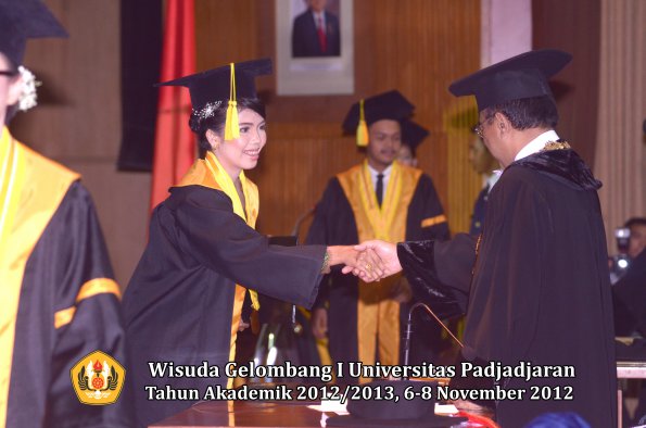 wisuda-unpad-gel-i-ta-2012_2013-fakultas-ilmu-komunikasi-oleh-rektor-127