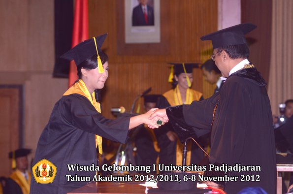 wisuda-unpad-gel-i-ta-2012_2013-fakultas-ilmu-komunikasi-oleh-rektor-129