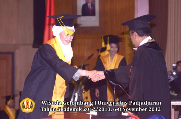 wisuda-unpad-gel-i-ta-2012_2013-fakultas-ilmu-komunikasi-oleh-rektor-143