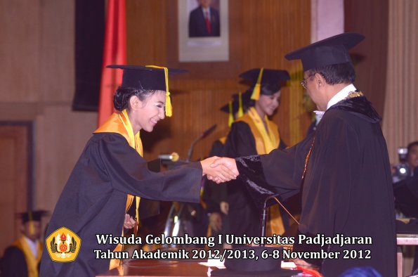 wisuda-unpad-gel-i-ta-2012_2013-fakultas-ilmu-komunikasi-oleh-rektor-144