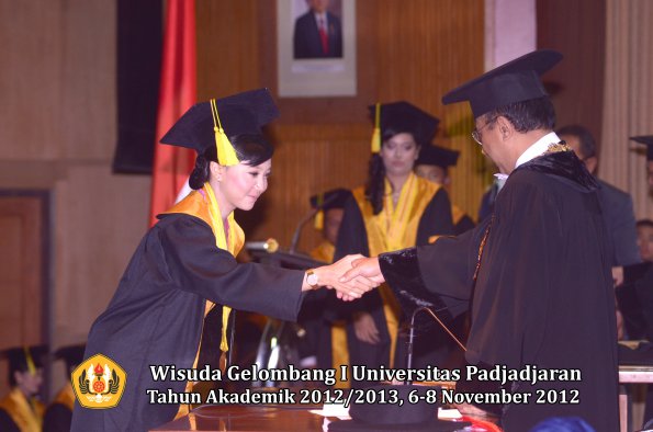 wisuda-unpad-gel-i-ta-2012_2013-fakultas-ilmu-komunikasi-oleh-rektor-149