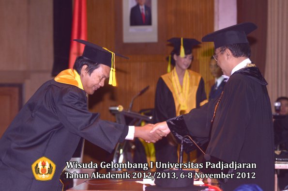 wisuda-unpad-gel-i-ta-2012_2013-fakultas-ilmu-komunikasi-oleh-rektor-153