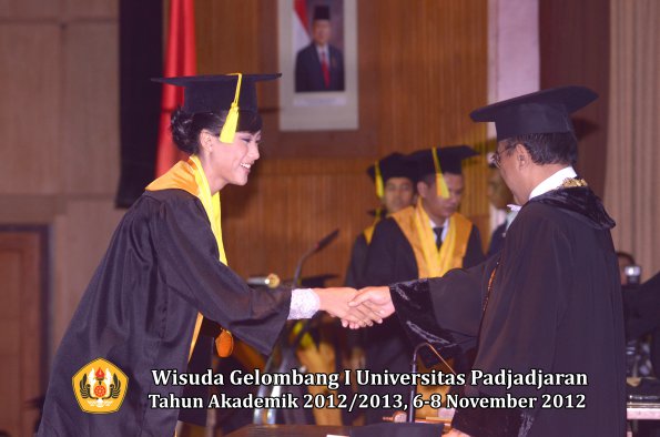 wisuda-unpad-gel-i-ta-2012_2013-fakultas-ilmu-komunikasi-oleh-rektor-154