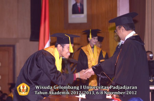 wisuda-unpad-gel-i-ta-2012_2013-fakultas-ilmu-komunikasi-oleh-rektor-156