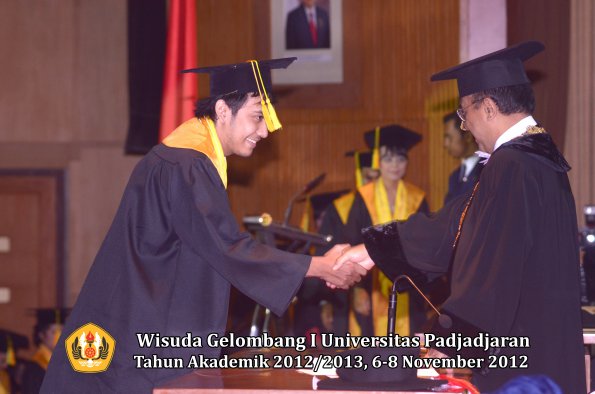 wisuda-unpad-gel-i-ta-2012_2013-fakultas-ilmu-komunikasi-oleh-rektor-160