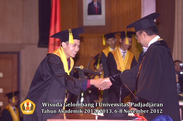 wisuda-unpad-gel-i-ta-2012_2013-fakultas-ilmu-komunikasi-oleh-rektor-167