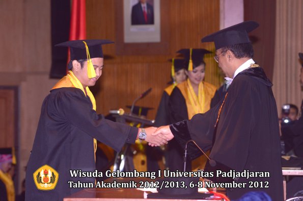 wisuda-unpad-gel-i-ta-2012_2013-fakultas-ilmu-komunikasi-oleh-rektor-171