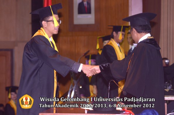 wisuda-unpad-gel-i-ta-2012_2013-fakultas-ilmu-komunikasi-oleh-rektor-175