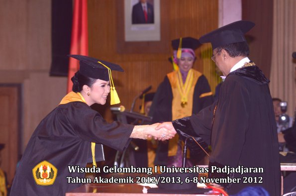 wisuda-unpad-gel-i-ta-2012_2013-fakultas-ilmu-komunikasi-oleh-rektor-178