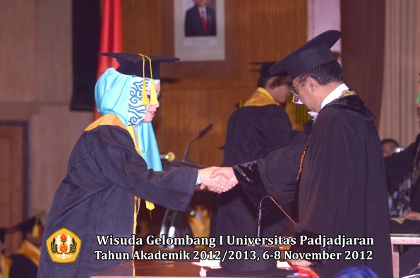 wisuda-unpad-gel-i-ta-2012_2013-fakultas-ilmu-komunikasi-oleh-rektor-185