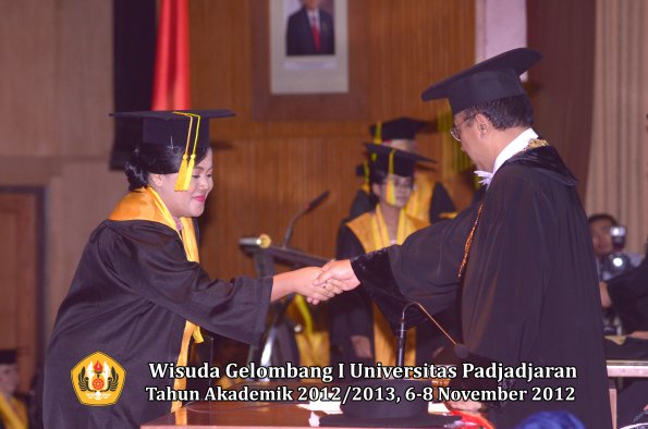 wisuda-unpad-gel-i-ta-2012_2013-fakultas-ilmu-komunikasi-oleh-rektor-188