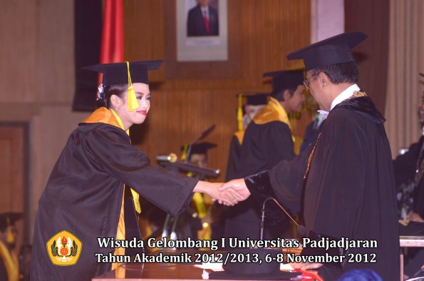 wisuda-unpad-gel-i-ta-2012_2013-fakultas-ilmu-komunikasi-oleh-rektor-194