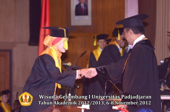 wisuda-unpad-gel-i-ta-2012_2013-fakultas-ilmu-komunikasi-oleh-rektor-199