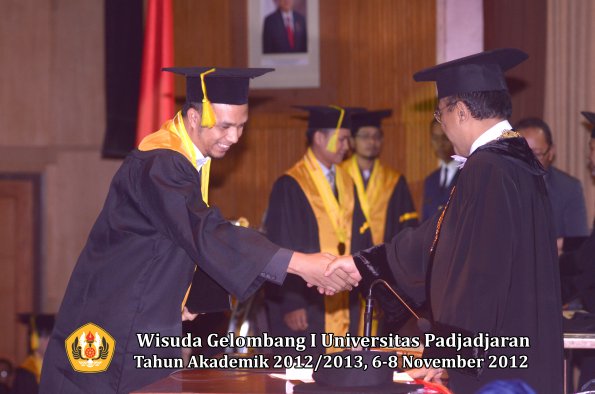 wisuda-unpad-gel-i-ta-2012_2013-fakultas-ilmu-komunikasi-oleh-rektor-200