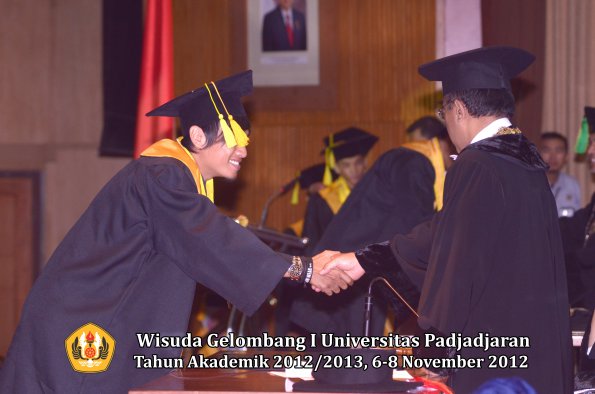 wisuda-unpad-gel-i-ta-2012_2013-fakultas-ilmu-komunikasi-oleh-rektor-208