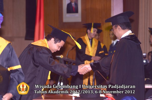 wisuda-unpad-gel-i-ta-2012_2013-fakultas-ilmu-komunikasi-oleh-rektor-237