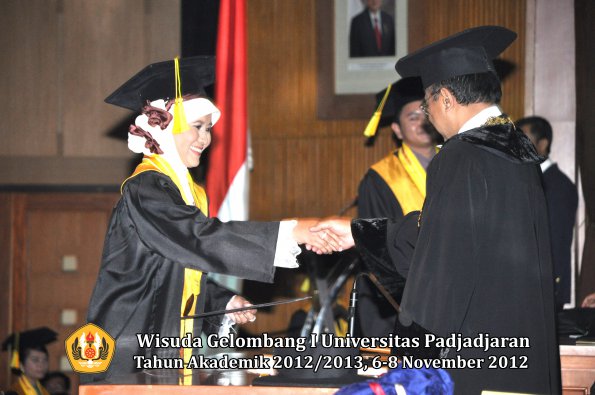 wisuda-unpad-gel-i-ta-2012_2013-fakultas-ilmu-komunikasi-oleh-rektor-240