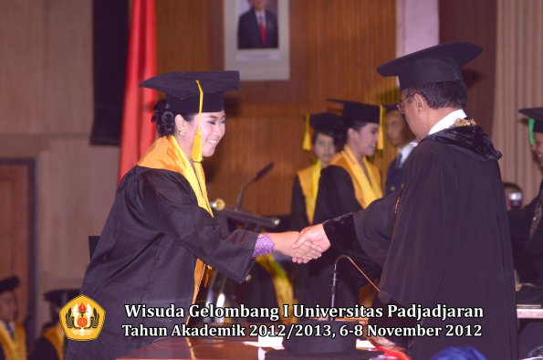 wisuda-unpad-gel-i-ta-2012_2013-fakultas-ilmu-komunikasi-oleh-rektor-246