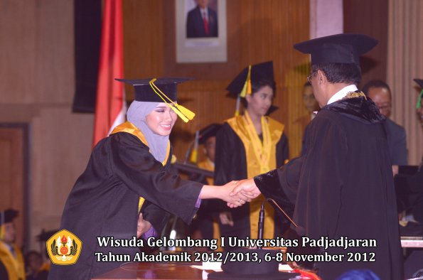 wisuda-unpad-gel-i-ta-2012_2013-fakultas-ilmu-komunikasi-oleh-rektor-250