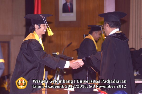 wisuda-unpad-gel-i-ta-2012_2013-fakultas-ilmu-komunikasi-oleh-rektor-253