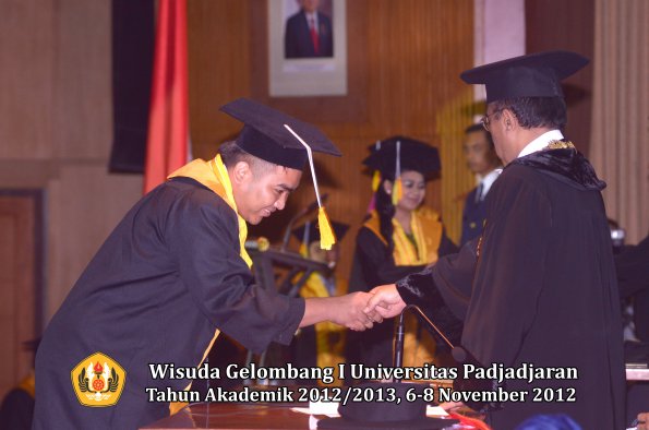 wisuda-unpad-gel-i-ta-2012_2013-fakultas-ilmu-komunikasi-oleh-rektor-254