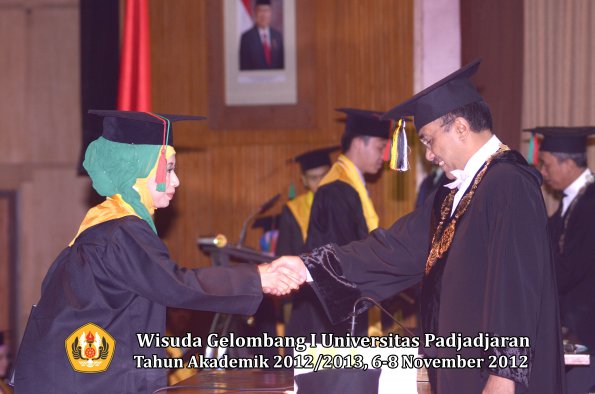 wisuda-unpad-gel-i-ta-2012_2013-fakultas-tip-oleh-rektor-05