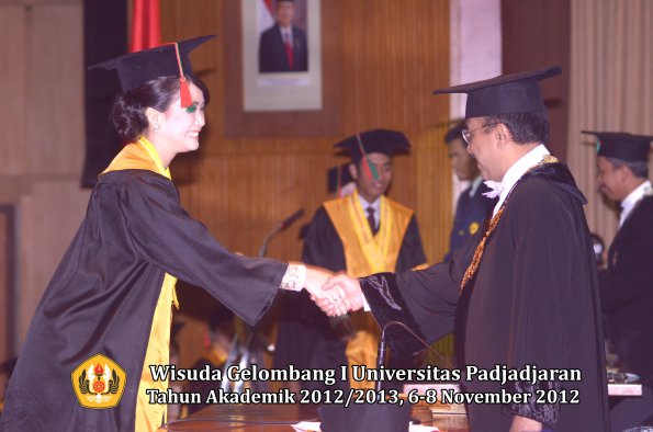 wisuda-unpad-gel-i-ta-2012_2013-fakultas-tip-oleh-rektor-14