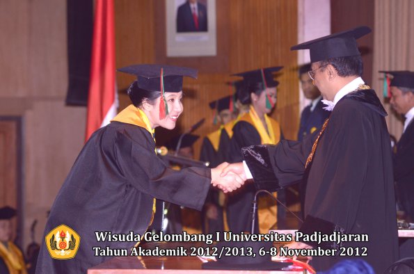 wisuda-unpad-gel-i-ta-2012_2013-fakultas-tip-oleh-rektor-18