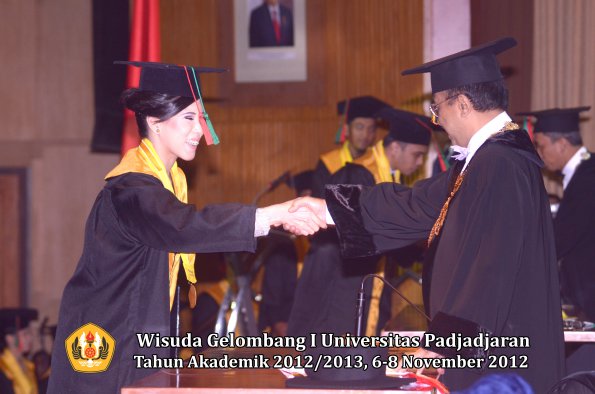 wisuda-unpad-gel-i-ta-2012_2013-fakultas-tip-oleh-rektor-20