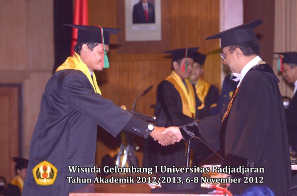 wisuda-unpad-gel-i-ta-2012_2013-fakultas-tip-oleh-rektor-23