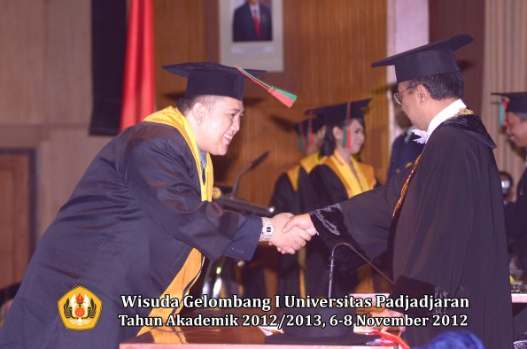 wisuda-unpad-gel-i-ta-2012_2013-fakultas-tip-oleh-rektor-25