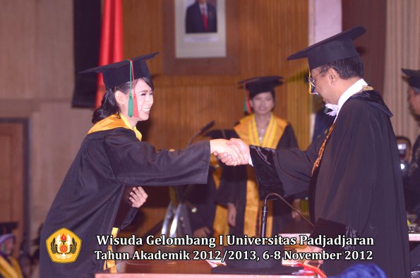 wisuda-unpad-gel-i-ta-2012_2013-fakultas-tip-oleh-rektor-26