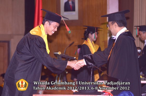 wisuda-unpad-gel-i-ta-2012_2013-fakultas-tip-oleh-rektor-43