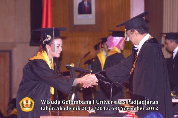 wisuda-unpad-gel-i-ta-2012_2013-fakultas-tip-oleh-rektor-46