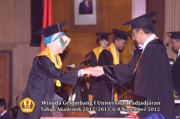 wisuda-unpad-gel-i-ta-2012_2013-fakultas-tip-oleh-rektor-50