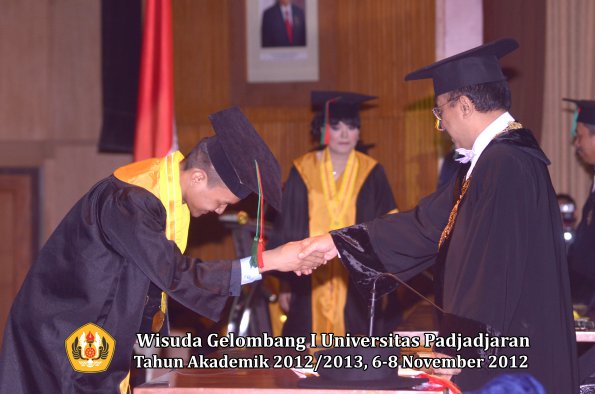 wisuda-unpad-gel-i-ta-2012_2013-fakultas-tip-oleh-rektor-51