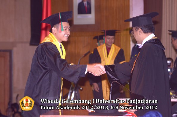 wisuda-unpad-gel-i-ta-2012_2013-fakultas-tip-oleh-rektor-55