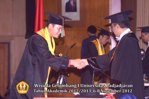 wisuda-unpad-gel-i-ta-2012_2013-fakultas-tip-oleh-rektor-56