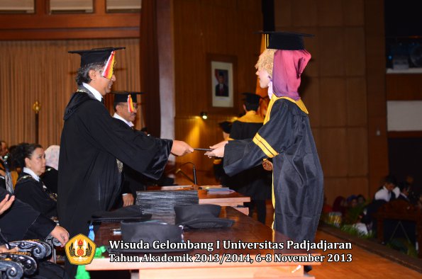 wisuda-unpad-gel-i-ta-2013_2014-fakultas-ekonomi-dan-bisnis-oleh-dekan-068