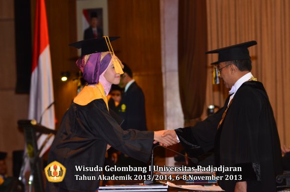 wisuda-unpad-gel-i-ta-2013_2014-fakultas-ekonomi-dan-bisnis-oleh-rektor-016