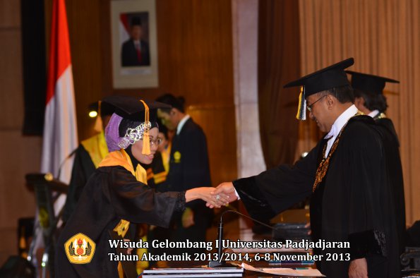 wisuda-unpad-gel-i-ta-2013_2014-fakultas-ekonomi-dan-bisnis-oleh-rektor-017