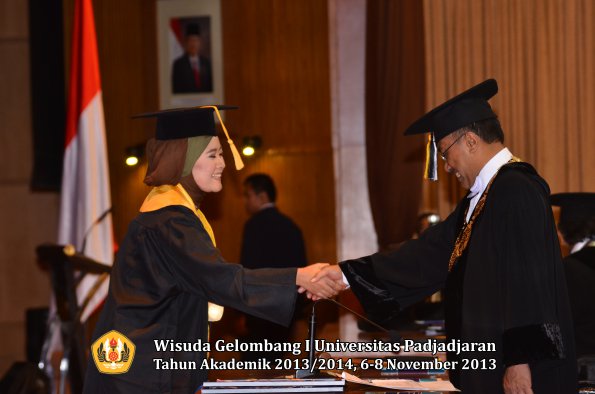 wisuda-unpad-gel-i-ta-2013_2014-fakultas-ekonomi-dan-bisnis-oleh-rektor-077