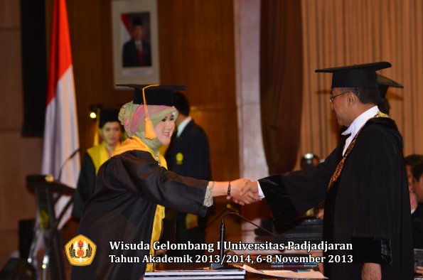 wisuda-unpad-gel-i-ta-2013_2014-fakultas-ekonomi-dan-bisnis-oleh-rektor-081