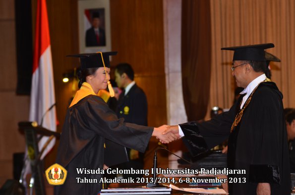 wisuda-unpad-gel-i-ta-2013_2014-fakultas-ekonomi-dan-bisnis-oleh-rektor-083