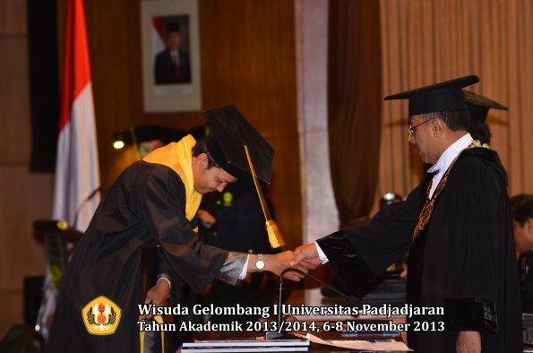 wisuda-unpad-gel-i-ta-2013_2014-fakultas-ekonomi-dan-bisnis-oleh-rektor-084