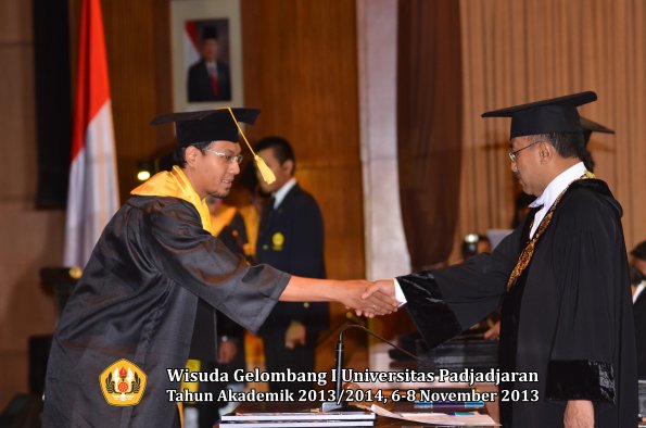 wisuda-unpad-gel-i-ta-2013_2014-fakultas-ekonomi-dan-bisnis-oleh-rektor-085